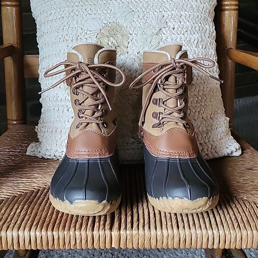 NWOT, JBU Ontario Duck Boot, tan size 6.5M